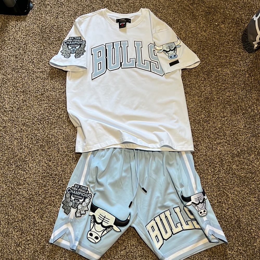 Pro Standard Bulls Logo Set (Champs Sports) - Shirt and Shorts